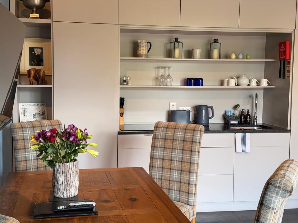 Coffee/tea facilities, Kitchen or kitchenette, Dining area, stove