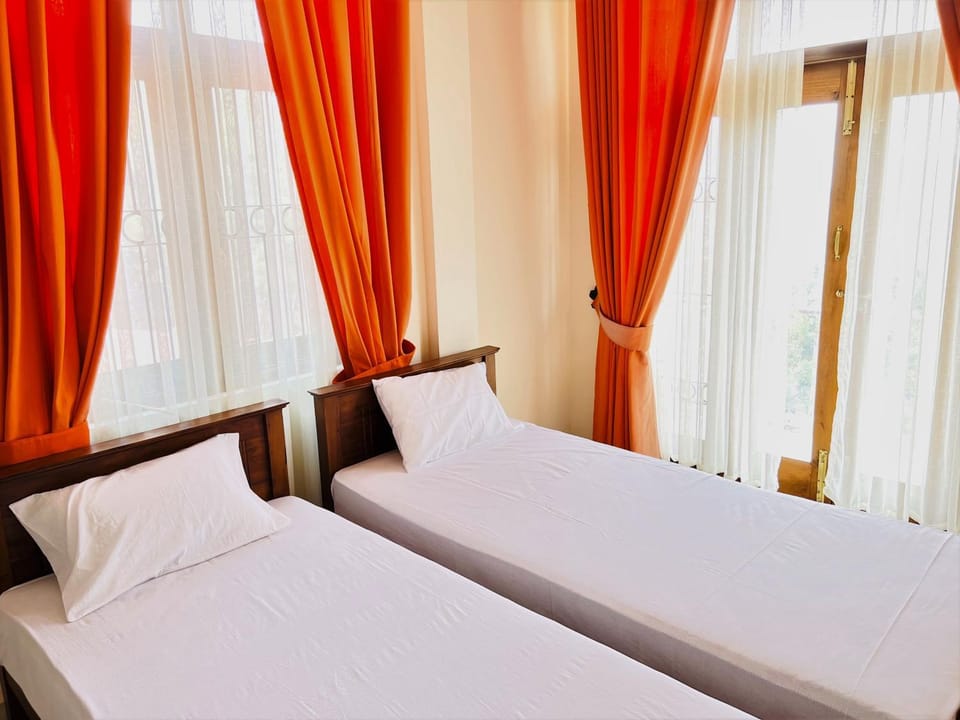 Balcony/Terrace, Bedroom, Mountain view