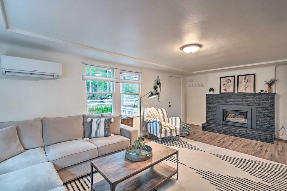 2-Acre Farmhouse in Redmond with Deck and Grill! House in Redmond