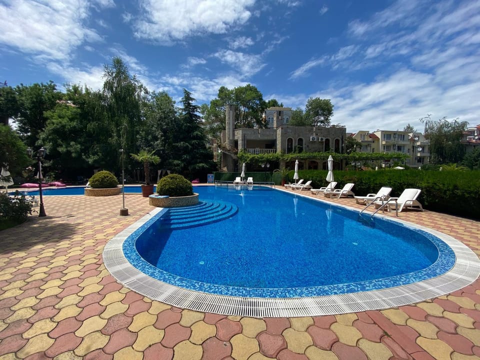 Property building, Day, Garden, Garden view, Pool view, Swimming pool, sunbed