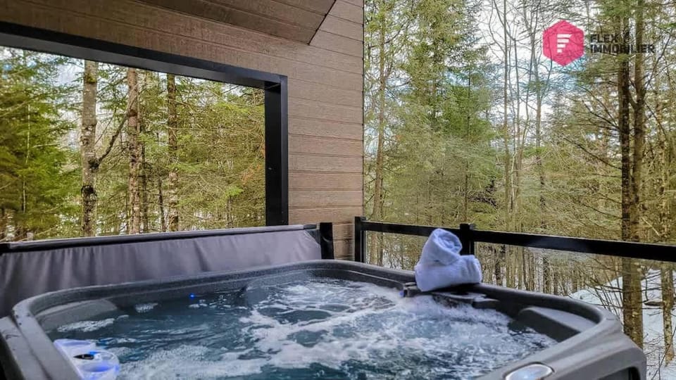 Le Bleu Bourgeois - Chalet 6 pers Spa privé Piscine Sauna - Resort près de Québec House in Quebec