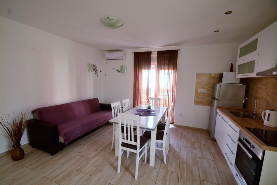 Kitchen or kitchenette, Seating area, Dining area