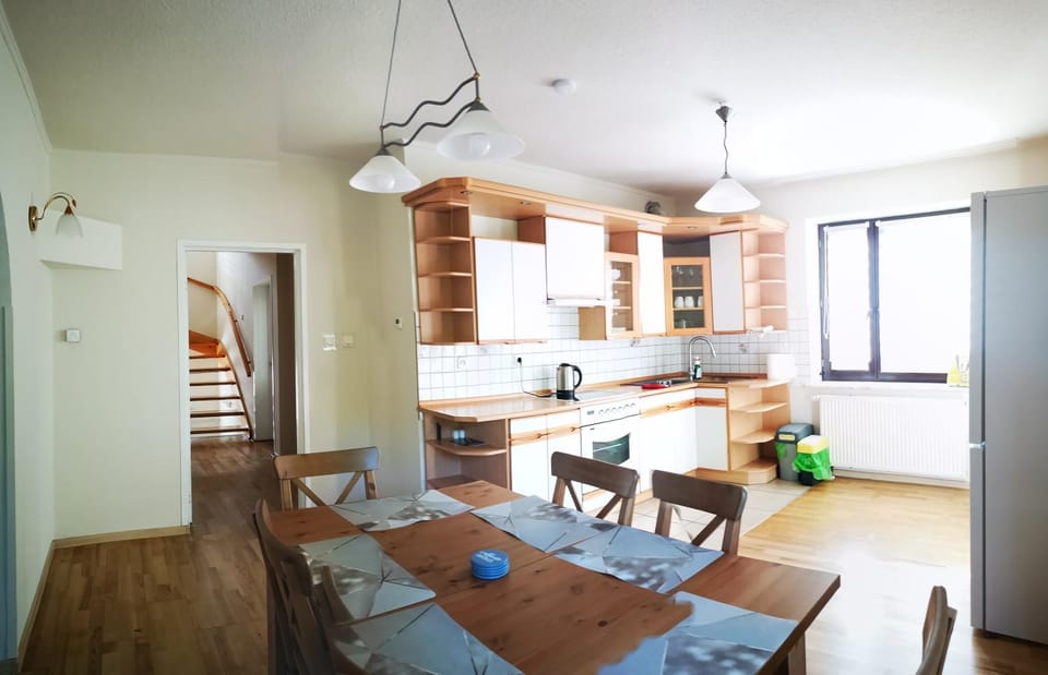 Kitchen or kitchenette, Dining area, minibar, pet friendly, stove