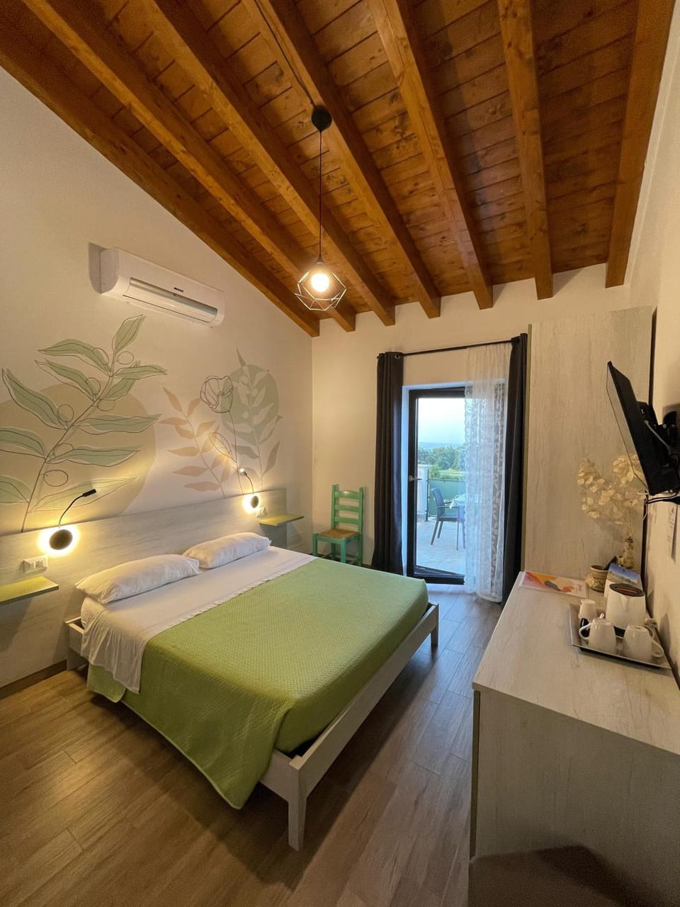 Shower, TV and multimedia, Coffee/tea facilities, Balcony/Terrace, Photo of the whole room, Bedroom, Lake view, Mountain view, heating, air conditioner