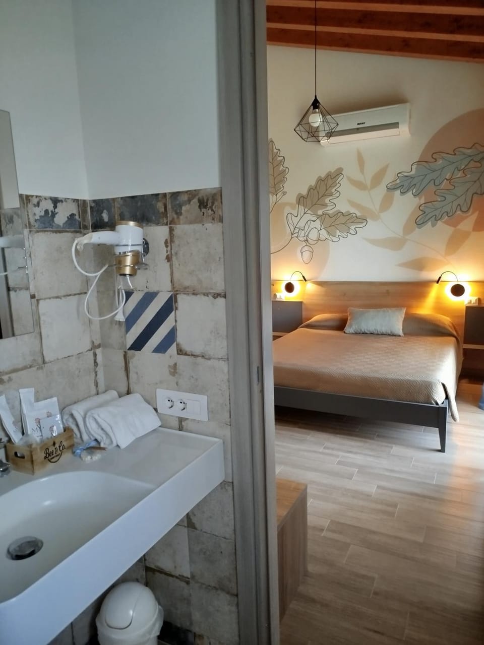 Bed, Bathroom, Photo of the whole room, Bedroom, towels