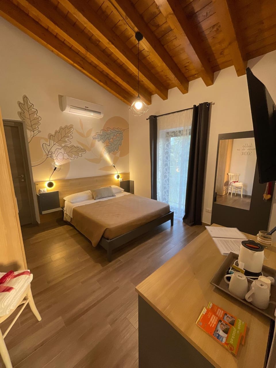 Shower, Bed, TV and multimedia, Coffee/tea facilities, Photo of the whole room, heating, towels, air conditioner