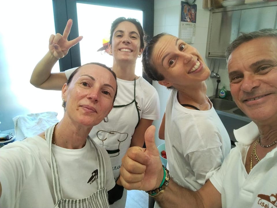 Staff, Staff, Staff, Restaurant/places to eat, Restaurant/places to eat, Breakfast