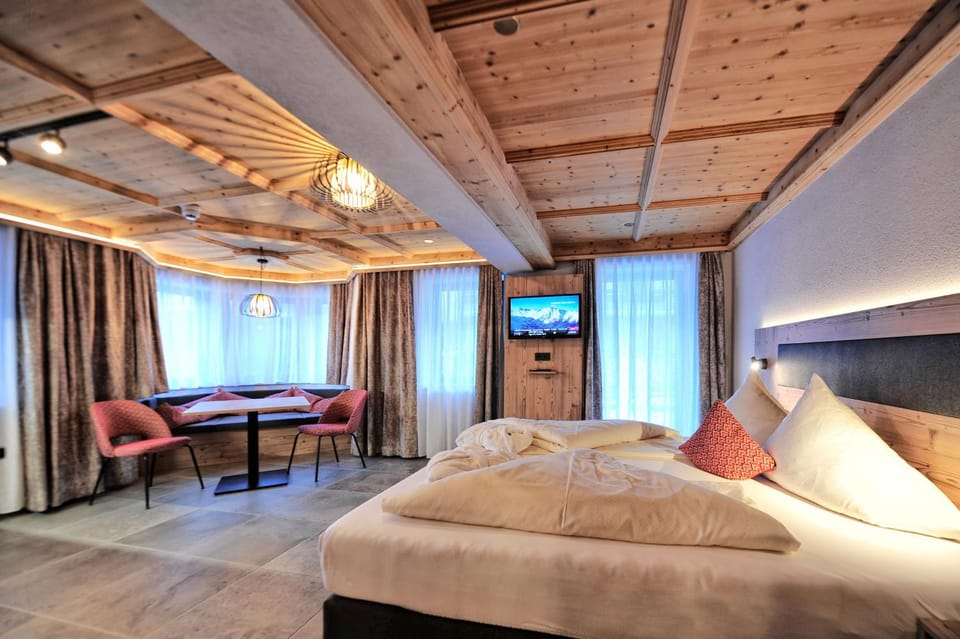 Bed, TV and multimedia, Living room, Seating area, Bedroom