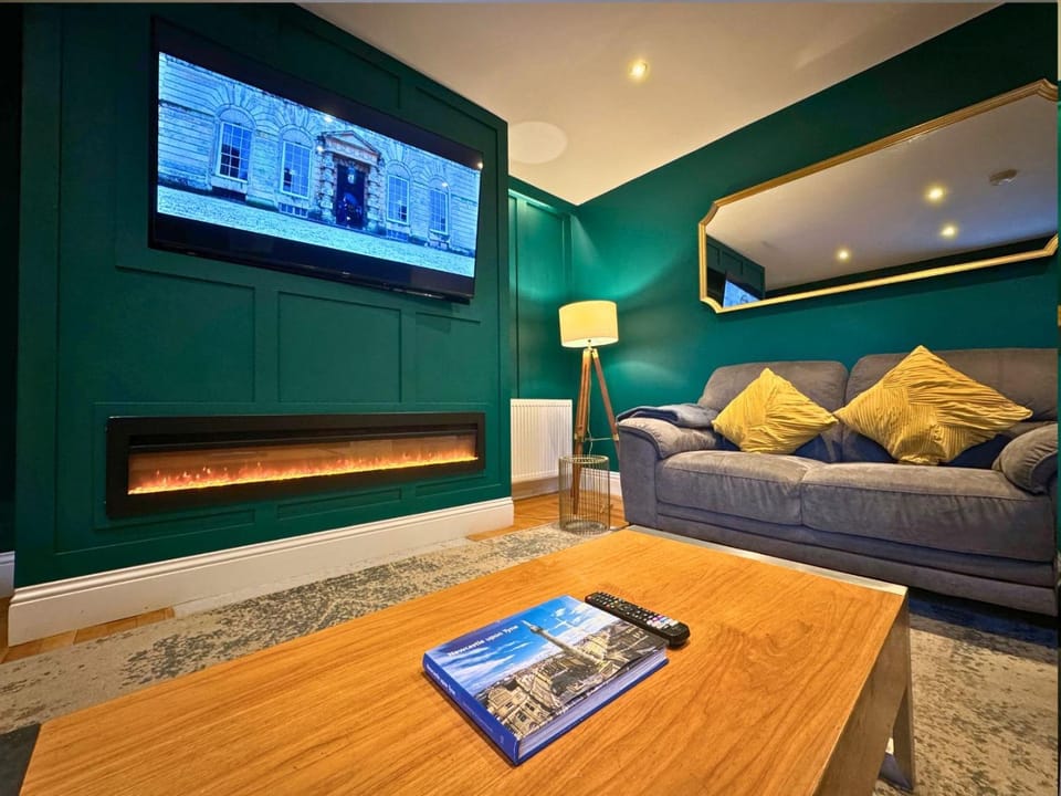 Communal lounge/ TV room, TV and multimedia, fireplace