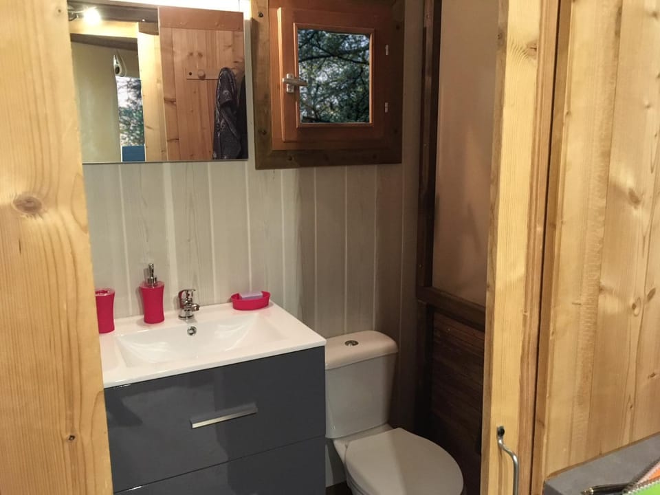 Camping Hello Soleil Campground/ 
RV Resort in Auvergne-Rhône-Alpes