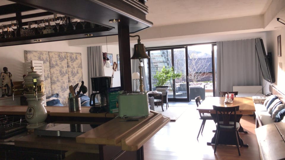 TV and multimedia, Coffee/tea facilities, Kitchen or kitchenette, Living room, Dining area