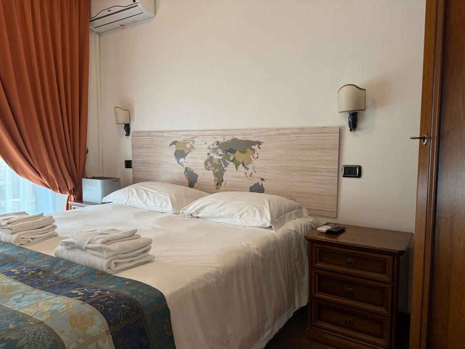 Bed, Photo of the whole room, Bedroom, air conditioner