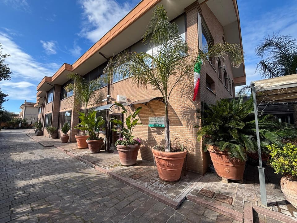 Property building, Spring, Day, Neighbourhood, Garden, Garden view, Street view