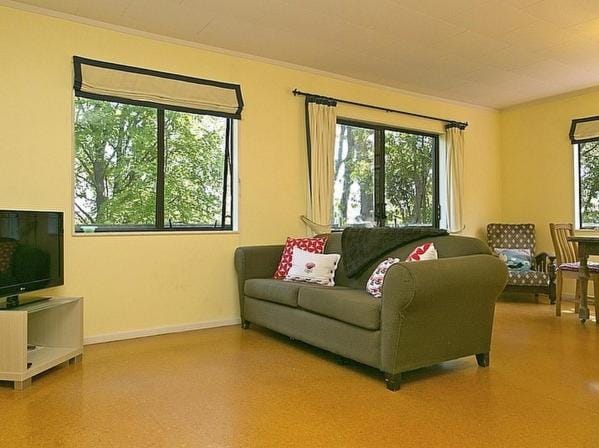 Matuku Hideaway - Taupo Holiday Home House in Taupo