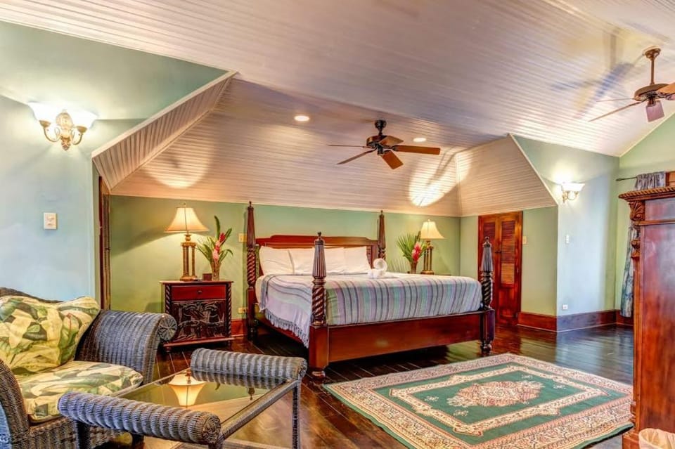 Mahogany Hall Gold Standard Certified House in Cayo District