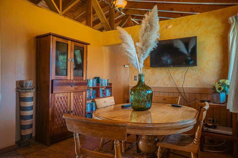 TV and multimedia, Living room, Seating area, Dining area