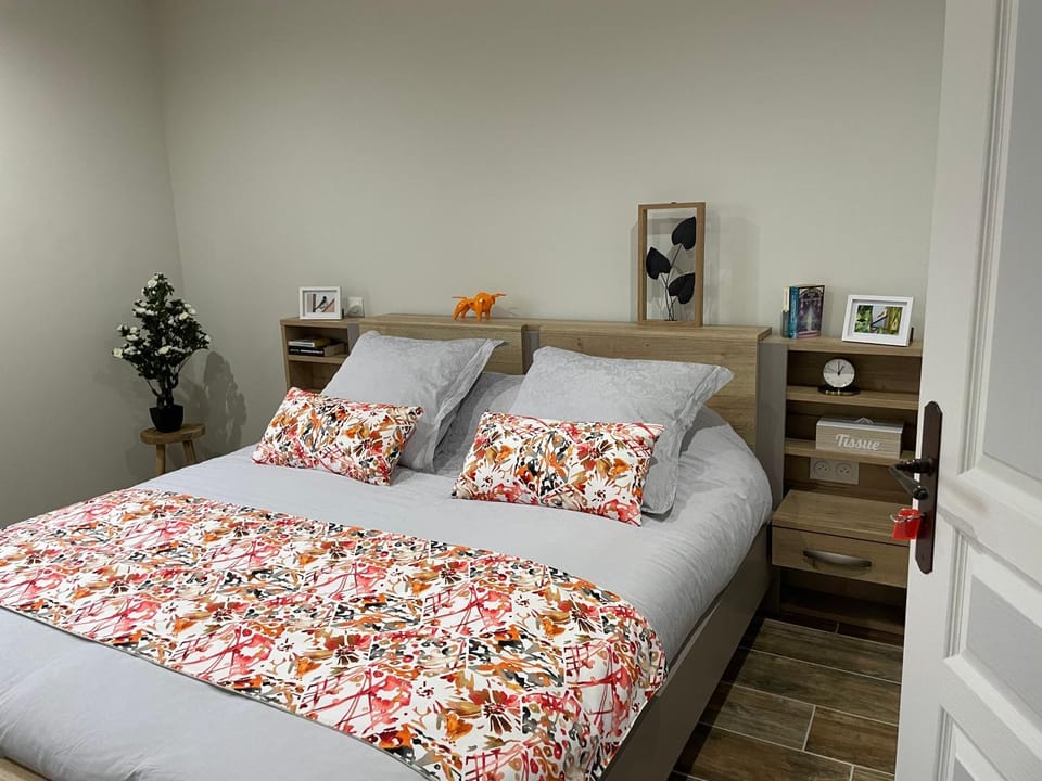 Bed, Photo of the whole room, Bedroom
