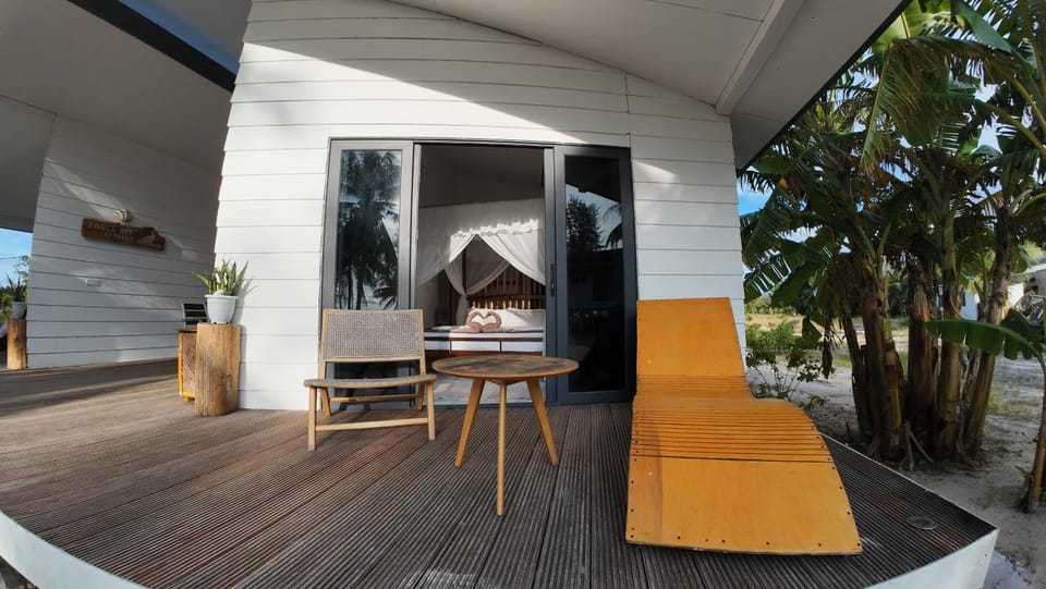 Property building, Patio, Day, Garden, Balcony/Terrace, Seating area