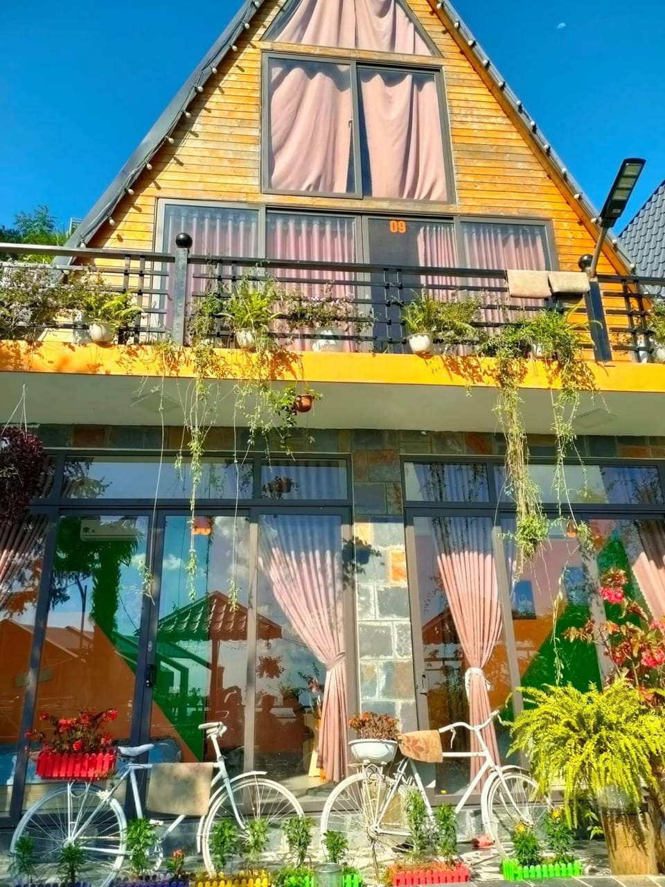 Property building, Patio, Facade/entrance, Balcony/Terrace