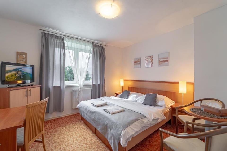 TV and multimedia, Photo of the whole room, Bedroom, hair dresser