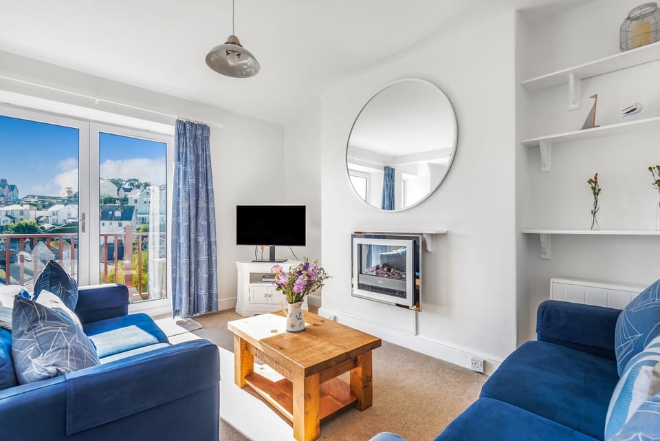 Communal lounge/ TV room, TV and multimedia, Living room, Seating area, Evening entertainment