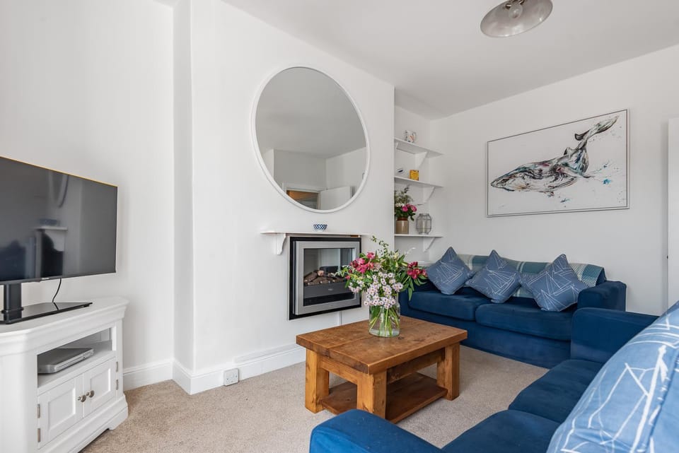 TV and multimedia, Living room, Seating area, Evening entertainment