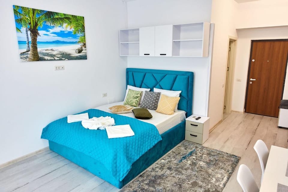 Bed, Living room, Photo of the whole room, Seating area, Bedroom, towels