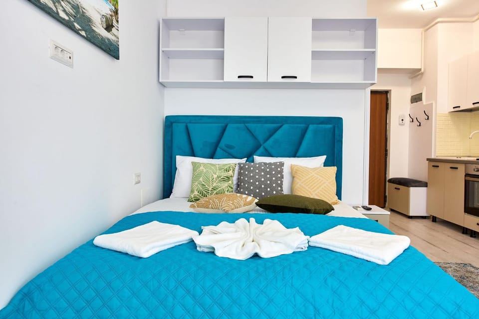 Bed, Photo of the whole room, Seating area, Bedroom