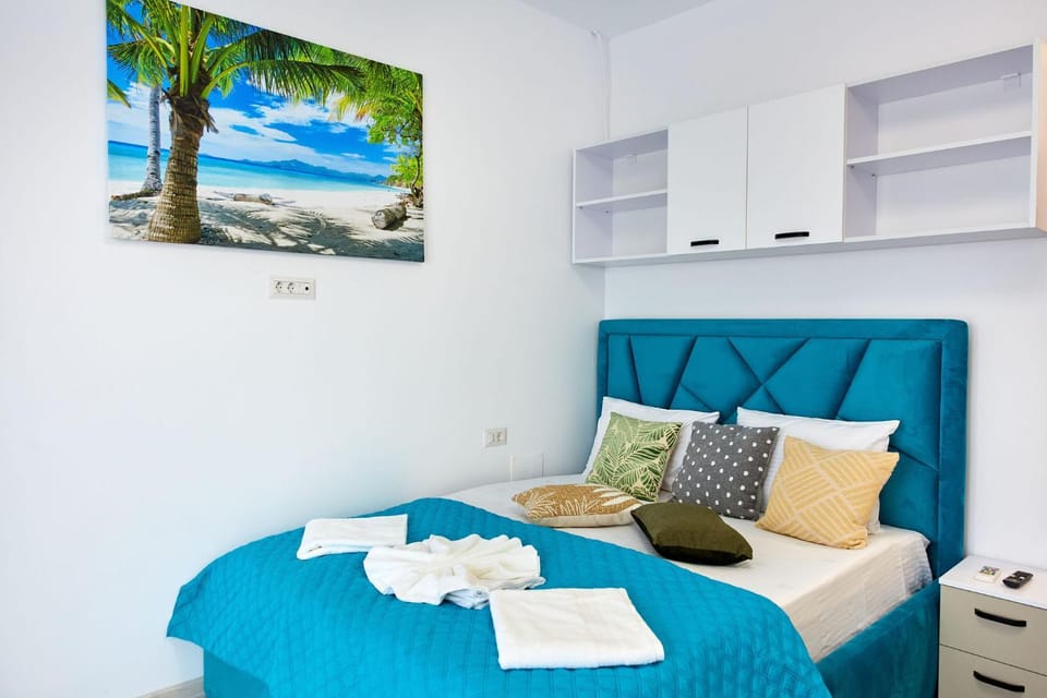 Bed, Photo of the whole room, Seating area, Bedroom, towels