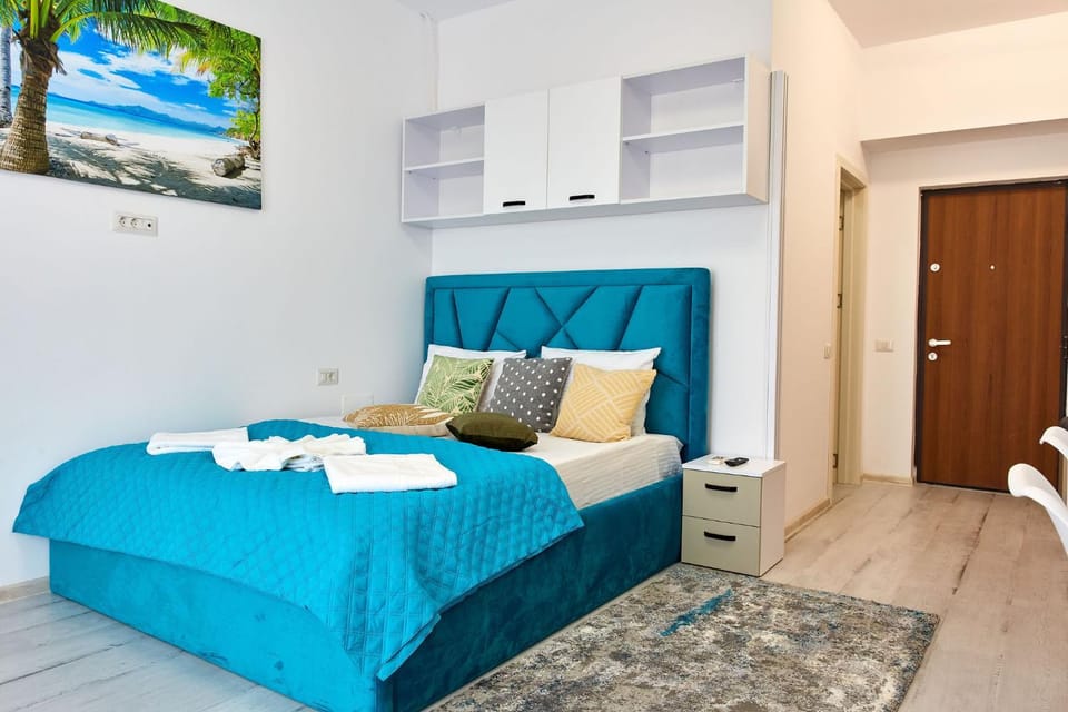 Bed, Photo of the whole room, Seating area, Bedroom, towels