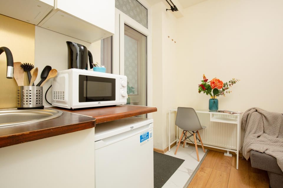 Kitchen or kitchenette, Dining area, minibar