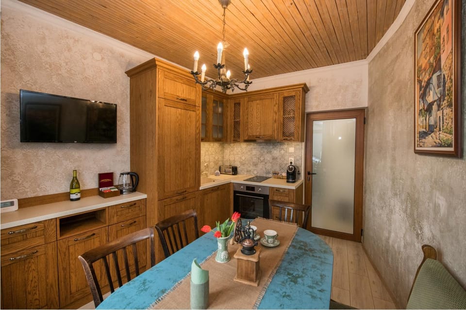 Kitchen or kitchenette, Dining area