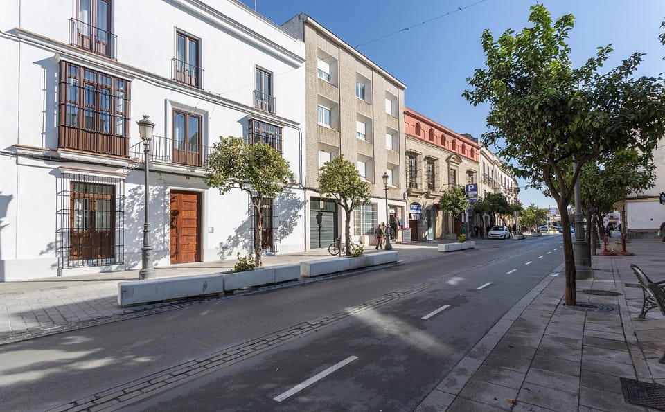 Facade/entrance, Neighbourhood