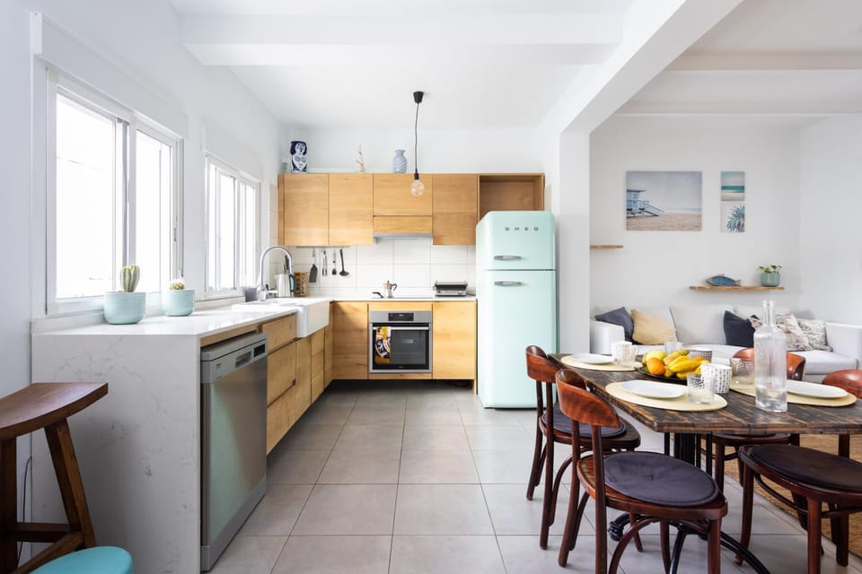 Coffee/tea facilities, Kitchen or kitchenette, Dining area, kitchen
