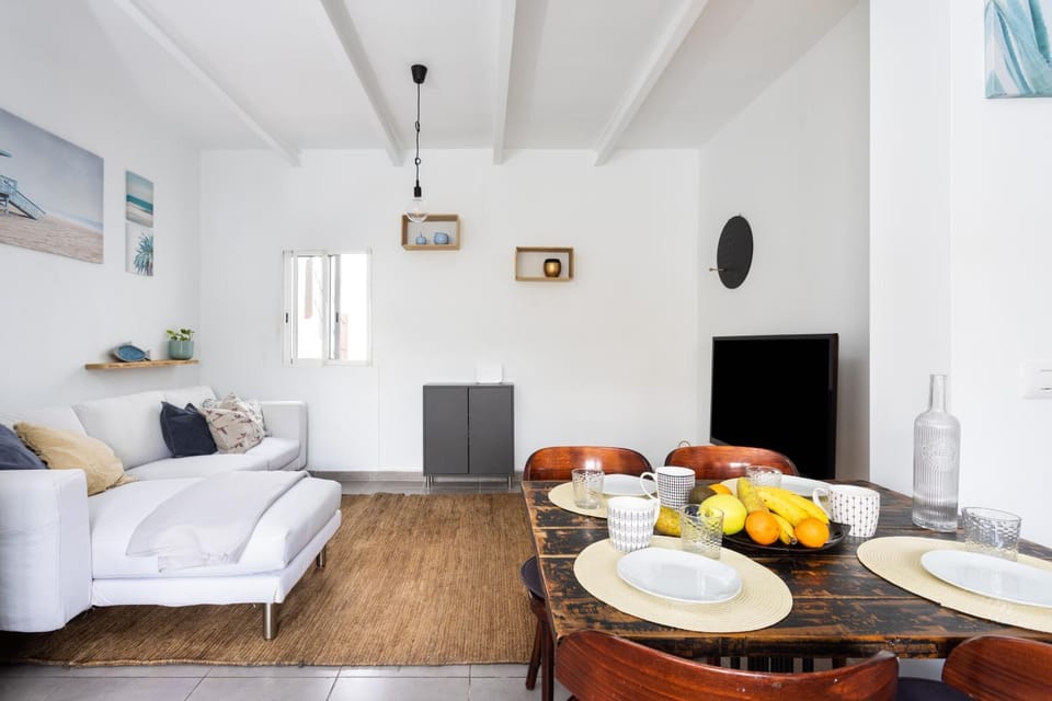TV and multimedia, Living room, Seating area, Dining area
