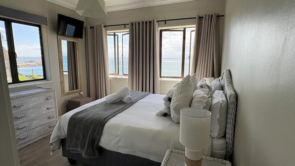 Bed, TV and multimedia, Bedroom, towels