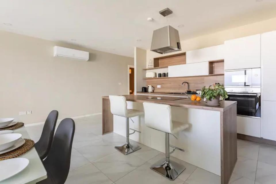 Dining area, kitchen