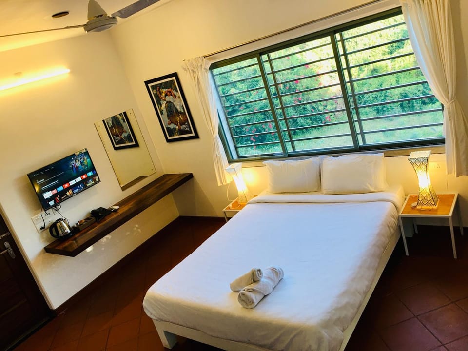 Bed, TV and multimedia, fireplace