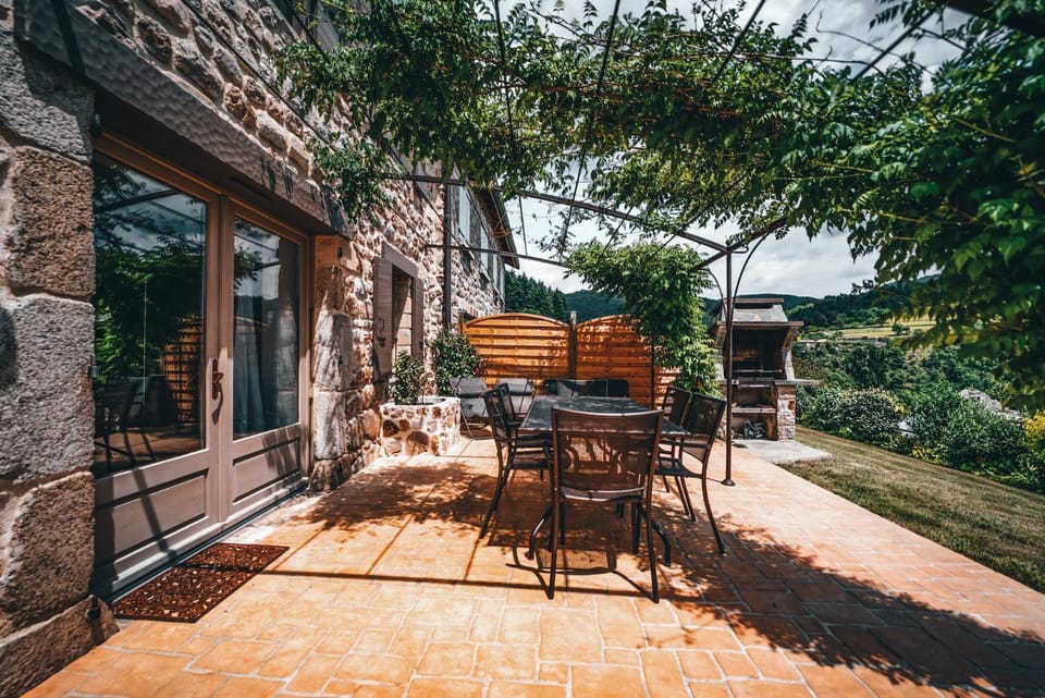 Patio, BBQ facilities