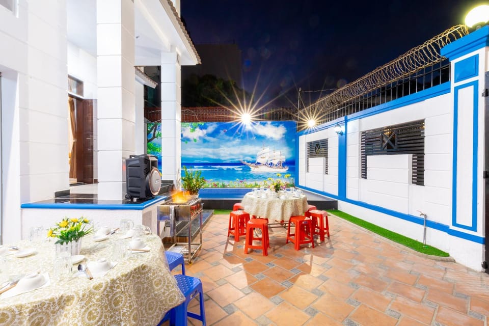 Patio, Communal lounge/ TV room, Night, BBQ facilities, Nightclub / DJ, Dining area, Evening entertainment, Pool view, Swimming pool, Breakfast, sunbed