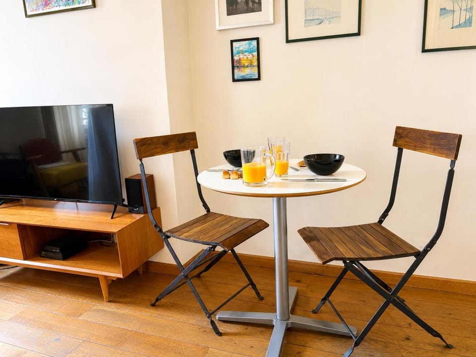 Communal lounge/ TV room, TV and multimedia, Food and drinks, Dining area, Evening entertainment, Drinks