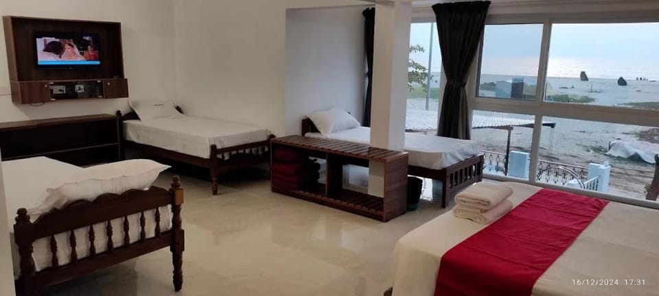 Bed, TV and multimedia, View (from property/room), Bedroom, Sea view