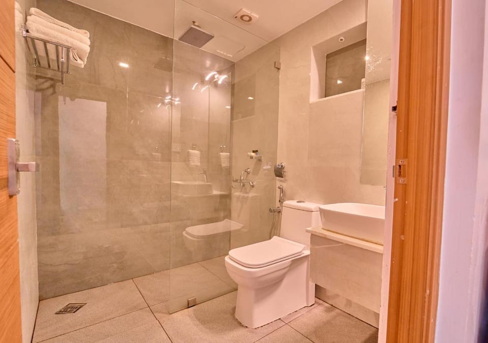 Shower, Toilet, Bathroom, towels