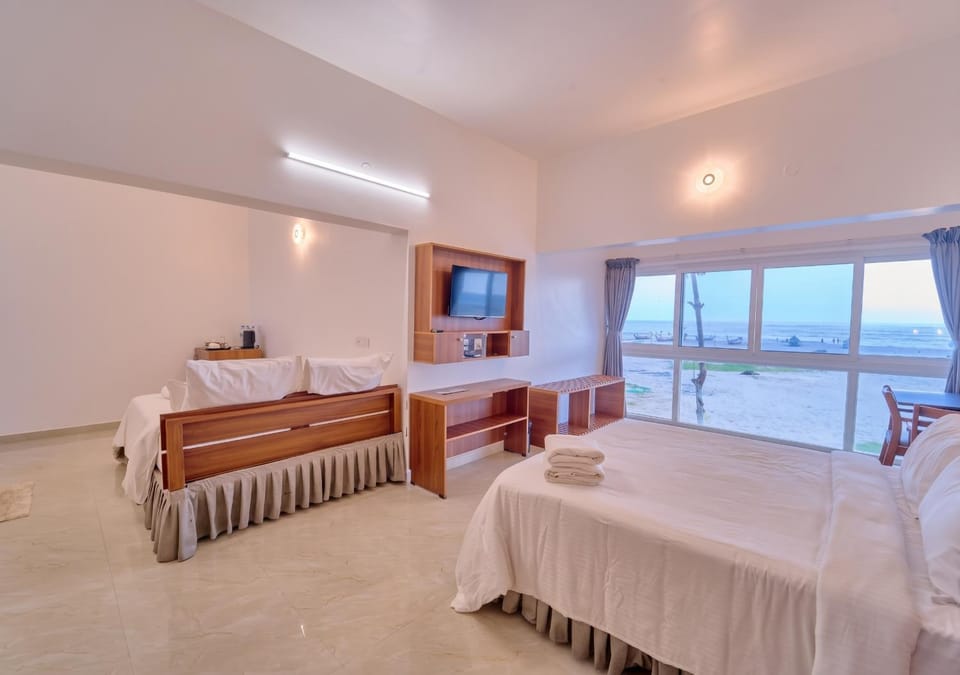 Bed, TV and multimedia, Photo of the whole room, Bedroom