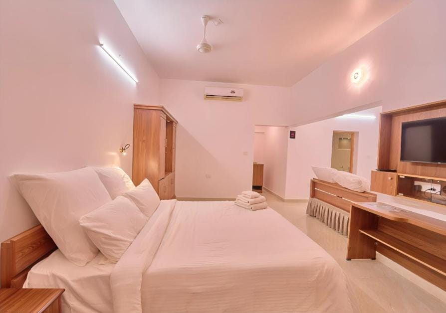 Communal lounge/ TV room, Bed, TV and multimedia, Photo of the whole room, Bedroom, air conditioner