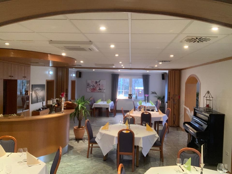 Restaurant/places to eat, Banquet/Function facilities