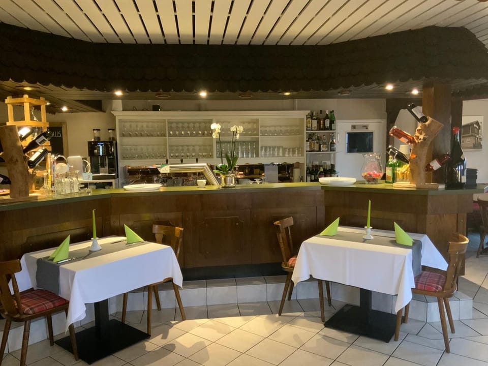 Restaurant/places to eat, Seating area, Food