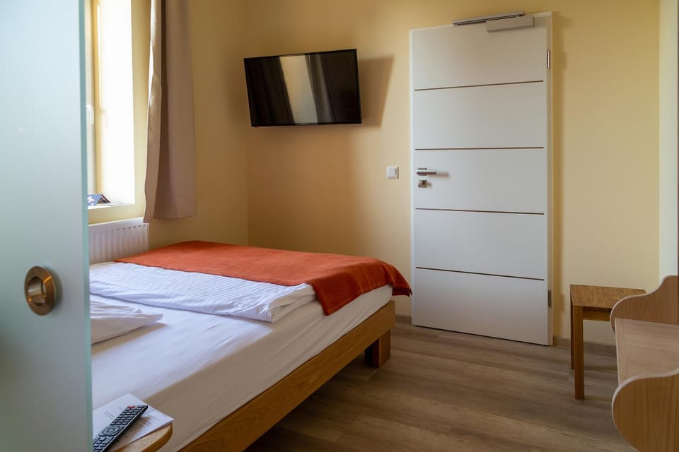 Bed, TV and multimedia, Photo of the whole room, Bedroom