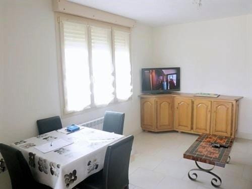 TV and multimedia, Seating area, Dining area