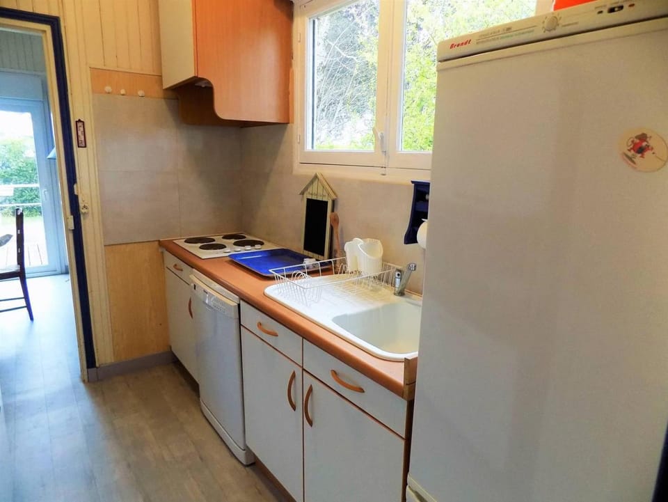 Kitchen or kitchenette, dishwasher, minibar, stove